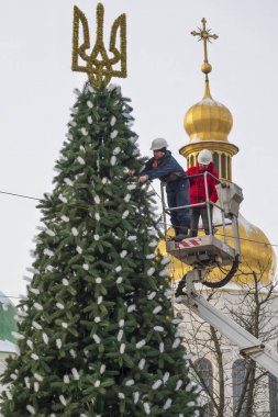 2023-12-05 Kyiv, Ukrayna. Belediye çalışanları Kyiv şehir merkezinde Noel ağacını koruyor