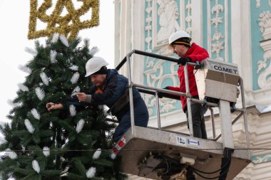 2023-12-05 Kyiv, Ukrayna. Belediye çalışanları Noel ağacını ışıklarla süslüyorlar