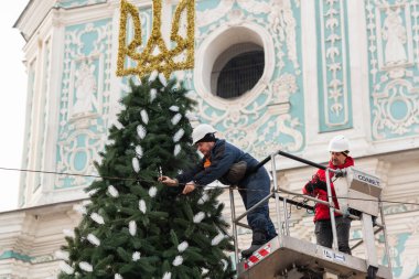 2023-12-05 Kyiv, Ukrayna. Noel ağacını süsleyen belediye çalışanları. Savaş zamanındaki ikinci yeni yıl kutlaması.