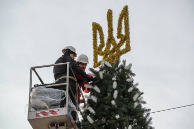 2023-12-05 Kyiv, Ukrayna. Belediye çalışanları Noel ağacını mızrakla süslüyor.