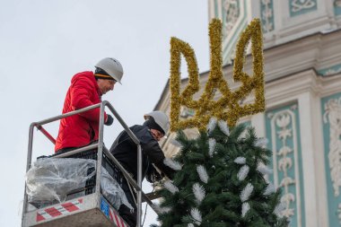 2023-12-05 Kyiv, Ukrayna. Belediye çalışanları Noel ağacını parlak ışıklarla süslüyorlar