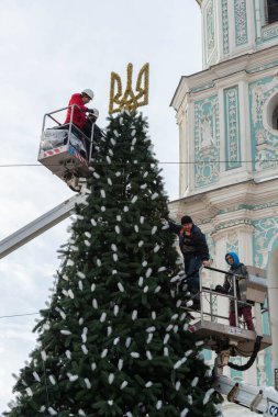 2023-12-05 Kyiv, Ukrayna. Belediye çalışanları Noel ağacını parlayan çelenklerle süslüyor