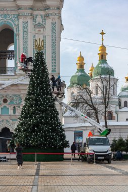 2023-12-05 Kyiv, Ukrayna. Yılbaşı ağacını süsleyen belediye çalışanları, yeni yıl selebrasyonu için himayeciler tarafından şehre bağışlandı.