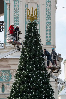 2023-12-05 Kyiv, Ukrayna. Şehre himayeciler tarafından bağışlanan Noel ağacı süslemesi..