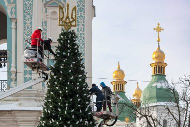 2023-12-05 Kyiv, Ukrayna. Küçük bir Noel ağacının süslemesi müşteriler tarafından şehre bağışlandı. Arka plandaki Aziz Sophia Katedrali..