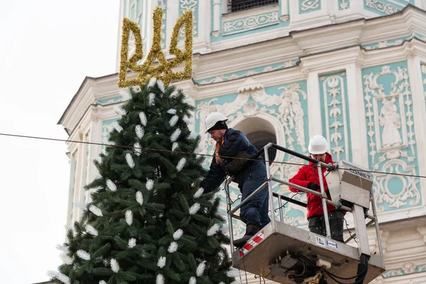2023-12-05 Kyiv, Ukrayna. Belediye çalışanları Noel ağacını Sophia 'nın çan kulesiyle süslüyorlar.