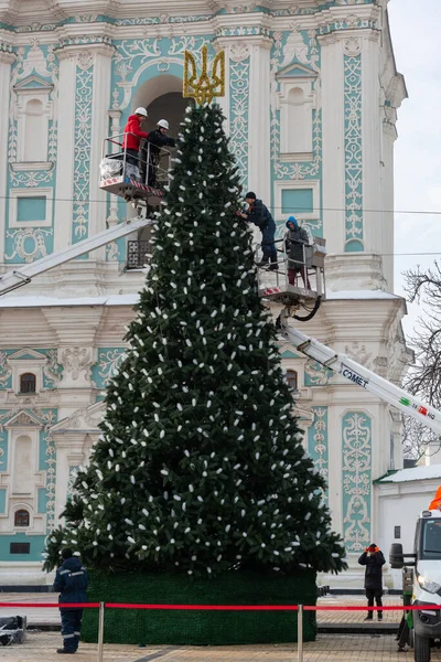 2023-12-05 Kyiv, Ukrayna. Noel ağacını süsleyen belediye çalışanları, belediyeye himayeciler tarafından bağışlandı..