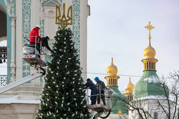 2023 Kiew Ukraine Dekoration Eines Kleinen Weihnachtsbaums Der Der Stadt lizenzfreie Stockfotos