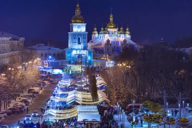 2016-01-08 Kyiv, Ukrayna. Noel panayırı ve Kyiv şehir merkezinde kutlama. Hava gece fotoğrafı. Ukrayna 'da huzurlu bir hayat