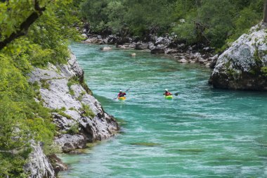 2018-07-01 Kobarid, Slovenya. Soca nehrinin zümrüt sularında kayakçılar. Soca Vadisi 'nde spor faaliyetleri.
