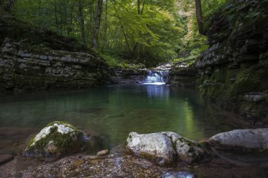 Sakin su dağ kanyonunun derinliklerinde akıyor. Soca Vadisi, Slovenya