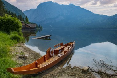 Alp gölü manzaralı bir yer. Altausse Gölü 'nde ahşap tekne ve rıhtım manzarası, Ezik, Avusturya