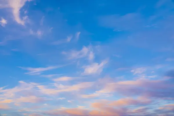 ピンクの円形の雲の背景が付いている美しい夕日空 ストック写真