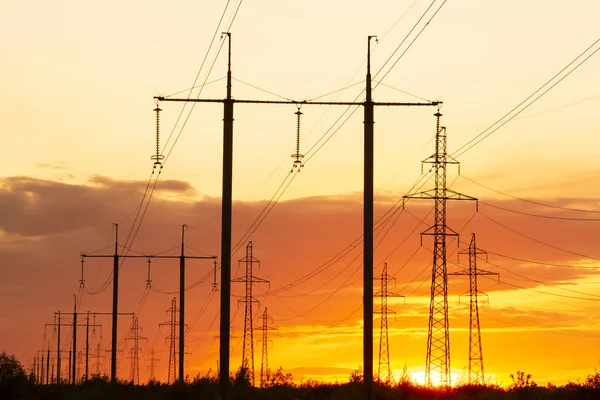 Silhouetten Von Stromleitungen Gegen Einen Lebhaften Sonnenuntergang Ukraine Stockbild