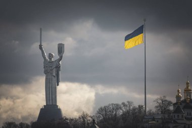 İkonik Kyiv şehir manzarası. Dnipro Nehri 'nin sağ kıyısındaki Ukrayna bayrağı ve Anavatan anıtı