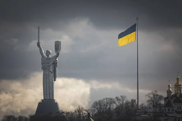 Pemandangan Kota Iconic Kyiv Bendera Ukraina Dan Monumen Tanah Air Stok Gambar Bebas Royalti