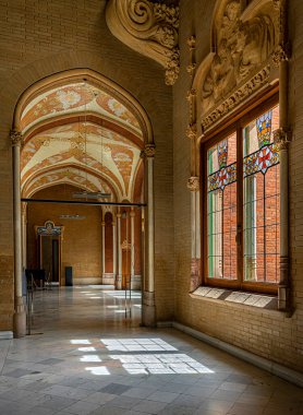Mimar Llus Domnech i Montaner, Barcelona, Katalonya 'dan Santa Creu i Sant Pau Hastanesi' nin ana binasının iç manzarası ve koridorları.,