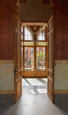 Mimar Llus Domnech i Montaner, Barcelona, Katalonya 'dan Santa Creu i Sant Pau Hastanesi' nin ana binasının iç manzarası ve koridorları.,