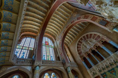 Mimar Llus Domnech i Montaner, Barcelona, Katalonya 'dan Santa Creu i Sant Pau Hastanesi' nin ana binasının iç manzarası ve koridorları.,
