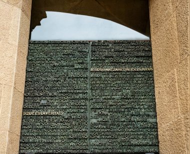 Sagrada Familia, Barcelona, Katalonya, İspanya 'nın görkemli kapılarının süsleri ve figürleri