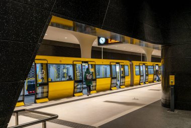 Rotes Rathaus, Berlin, Almanya 'daki U-Bahn istasyonu.