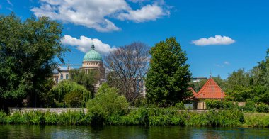Gemiler ve tekneler Havel 'deki Friendship Adası, Potsdam, Brandenburg, Almanya