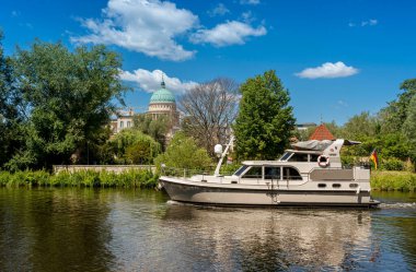 Gemiler ve tekneler Havel 'deki Friendship Adası, Potsdam, Brandenburg, Almanya