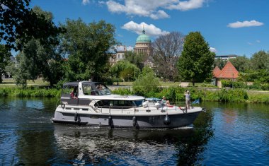 Gemiler ve tekneler Havel 'deki Friendship Adası, Potsdam, Brandenburg, Almanya