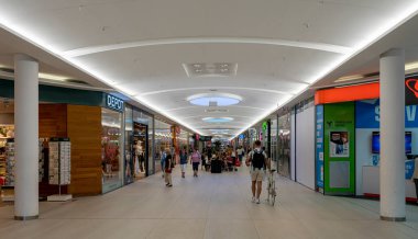 Ana tren istasyonu ve tramvay Almanya, Brandenburg, Potsdam 'da duruyor.