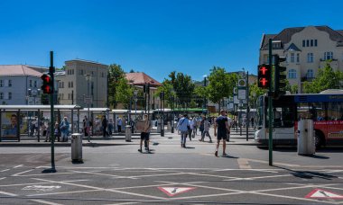 Ana tren istasyonu ve tramvay Almanya, Brandenburg, Potsdam 'da duruyor.