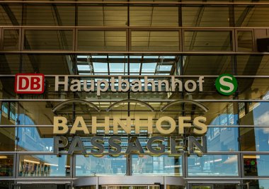 Ana tren istasyonu ve tramvay Almanya, Brandenburg, Potsdam 'da duruyor.