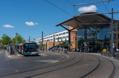 Ana tren istasyonu ve tramvay Almanya, Brandenburg, Potsdam 'da duruyor.