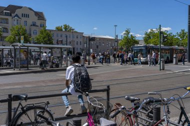 Ana tren istasyonu ve tramvay Almanya, Brandenburg, Potsdam 'da duruyor.
