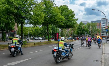 Berlin police accompanies a bicycle parade on Kurfrstendamm