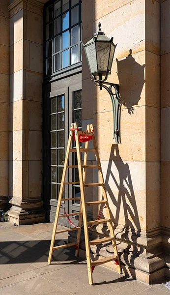 Ремесленник Небольшой Деревянной Лестницей Работающий Фасаде Здания Берлин Германия — стоковое фото