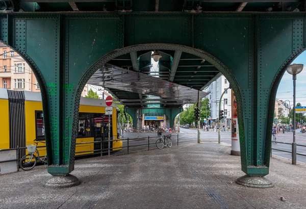 德国柏林Eberswalder Strasse U站的公路交通 — 图库照片