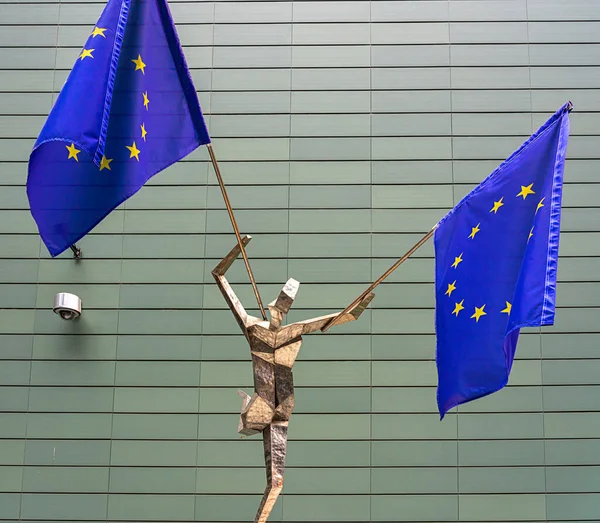 Socha Evropskými Vlajkami Stavba Oberfinanzdirektion Frankfurt Nad Mohanem Hesensko Německo — Stock fotografie