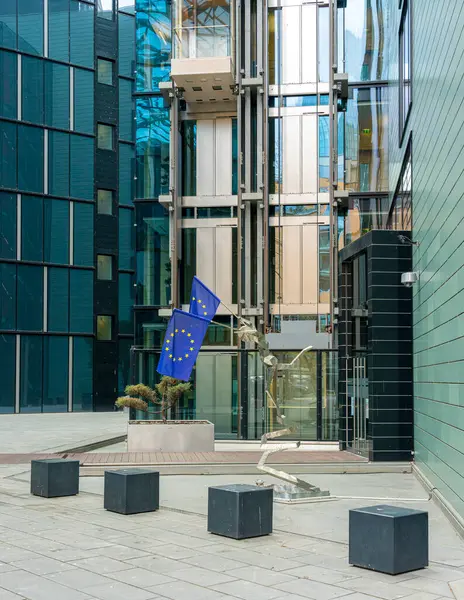Rzeźba Flagami Europejskimi Budynek Oberfinanzdirektion Frankfurt Nad Menem Hesja Niemcy — Zdjęcie stockowe