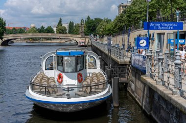 Berlin su taksi durağı DDR Müzesi, Berlin, Almanya