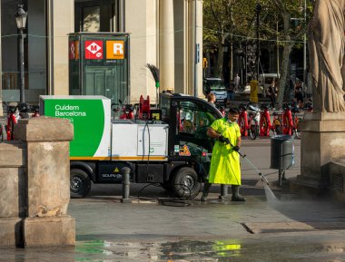 Belediye temizlik işçileri, Placa de Catalunya, Barselona, Katalonya, İspanya