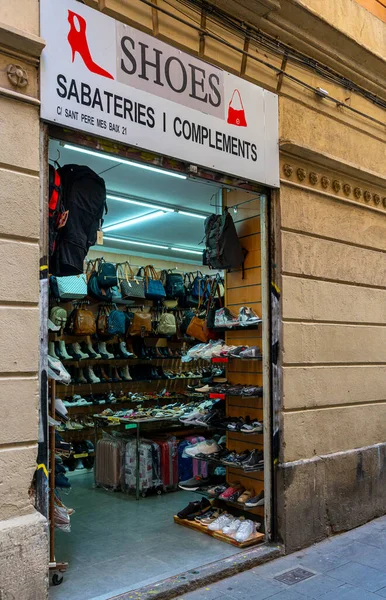 西班牙加泰罗尼亚巴塞罗那小巷的鞋店 — 图库照片