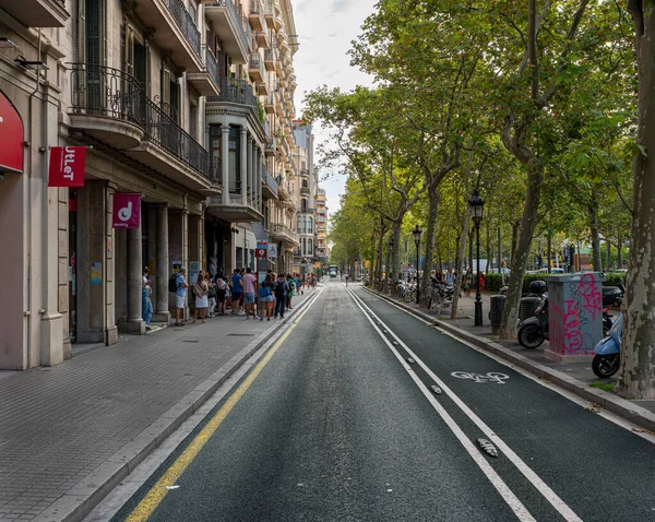 旧市街 バルセロナ カタルーニャ スペインのバスレーンと自転車レーンのある通り — ストック写真
