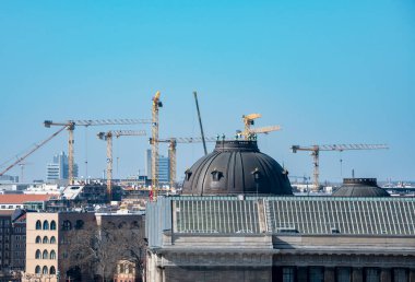 Stadtschloss inşaat vinçlerinin terasından ve Berlin 'deki Bode Müzesi' nin kubbesinden görüş.