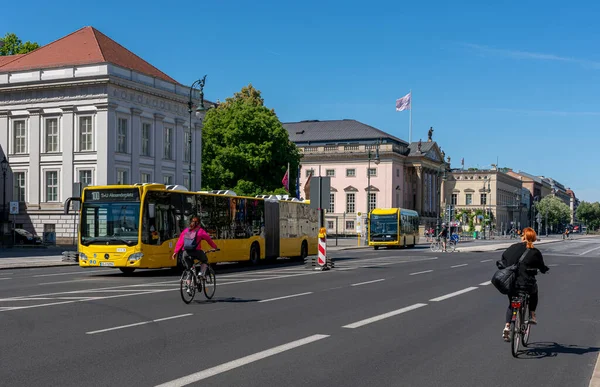 德国柏林有车和骑自行车的公路交通 — 图库照片