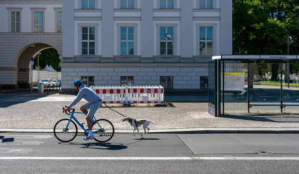 Közúti Forgalom Autókkal Kerékpárosokkal Berlinben Németországban — Stock Fotó