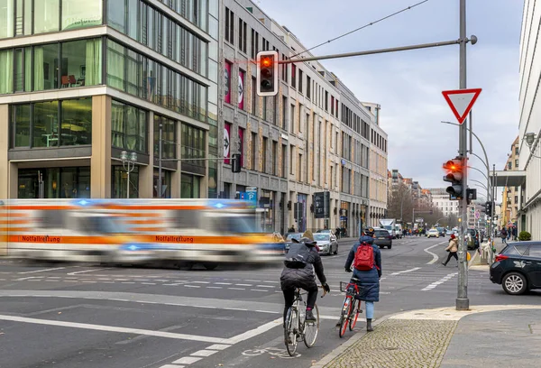Οδική Κυκλοφορία Αυτοκίνητα Και Ποδηλάτες Στο Βερολίνο Γερμανία — Φωτογραφία Αρχείου
