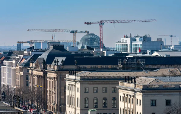 从故宫的屋顶平台到柏林的国会大厦和德国博物馆的穹顶的景观 — 图库照片