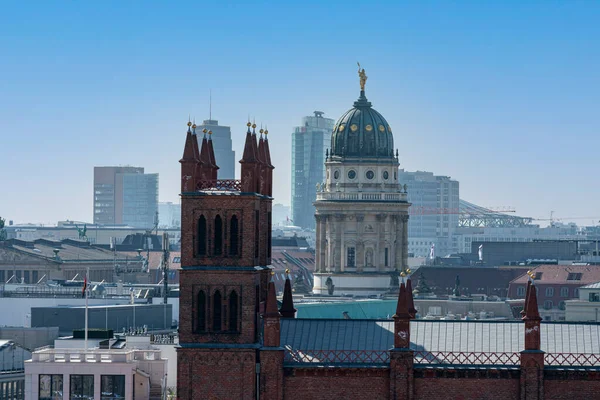 从市政厅的屋顶平台到弗里德里希韦德教堂 圣赫德维格主教座堂的屋顶和柏林弗林门马尔特的法国主教座堂 — 图库照片