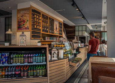 Berlin Prenzlauer Berg 'de bir sokak kafesi, Berlin, Almanya.