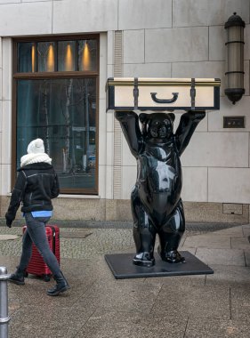 Buddy Bear Ritz Carlton 'ın girişinde, Potsdamer Platz, Berlin, Almanya